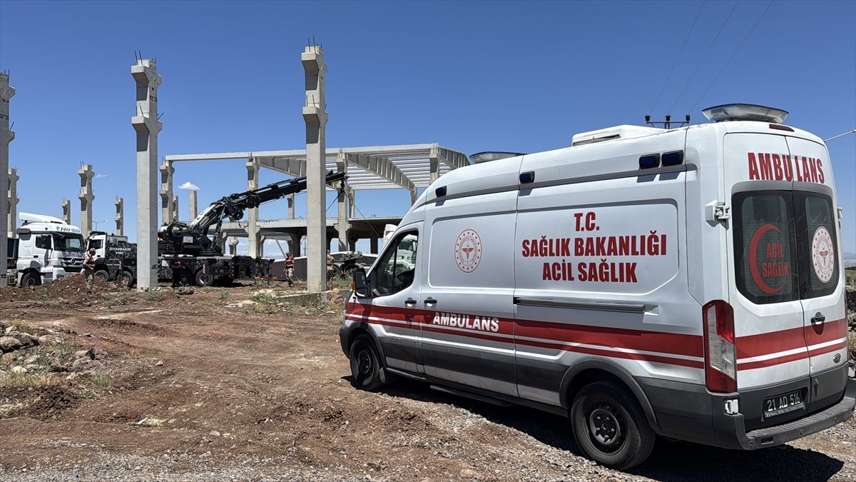 Diyarbakır'da üzerlerine beton blok düşen işçilerden biri öldü, diğeri yaralandı