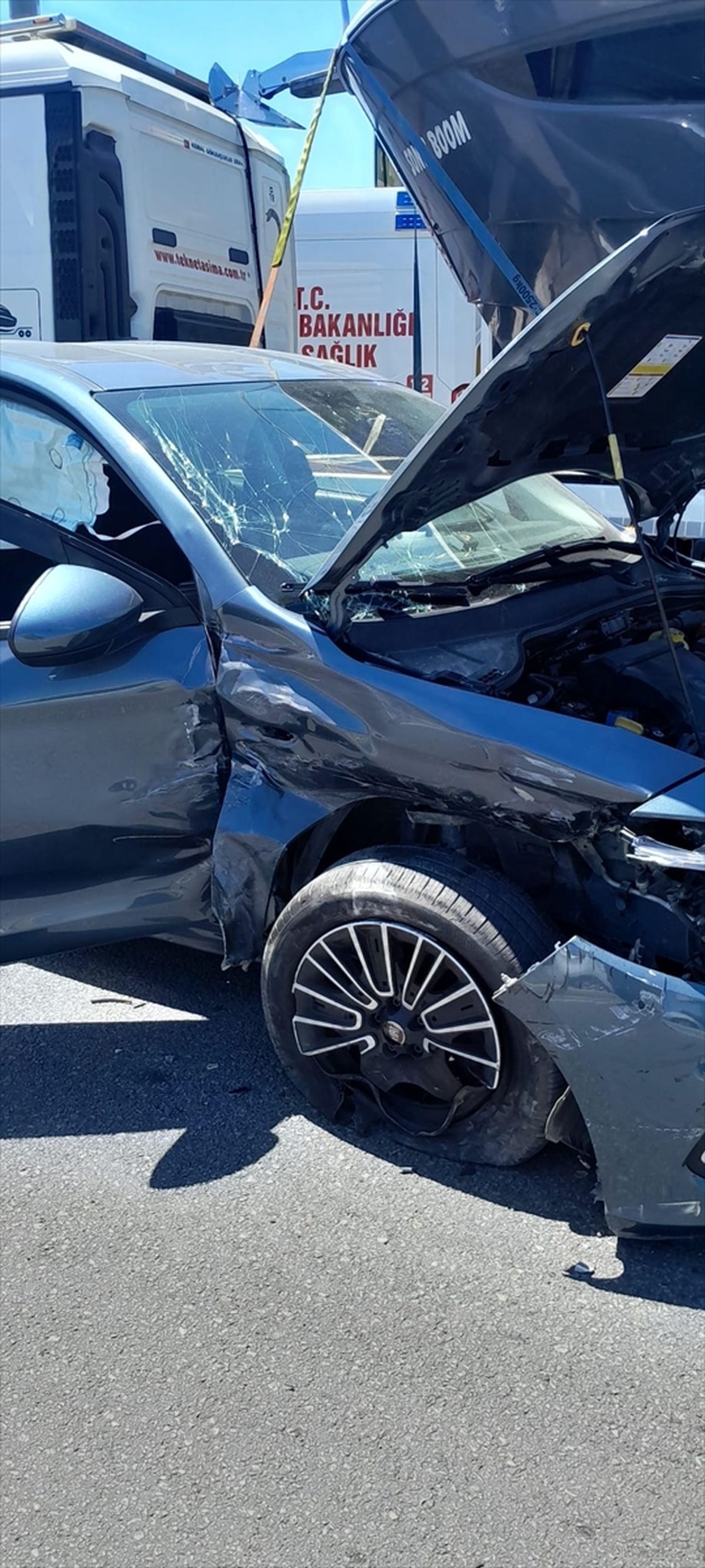 Edremit'te meydana gelen trafik kazasında kullanılamaz hale gelen araçlar.