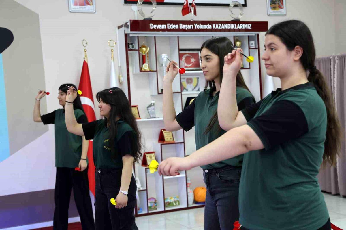Elazığ'da genç kızların dart sporuna ilgisi artıyor