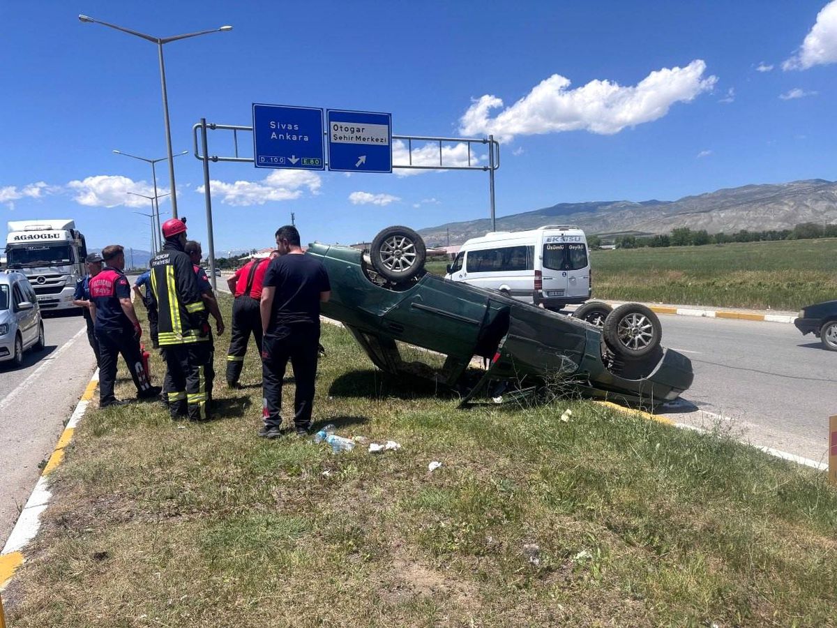 Erzincan'da takla atan otomobil