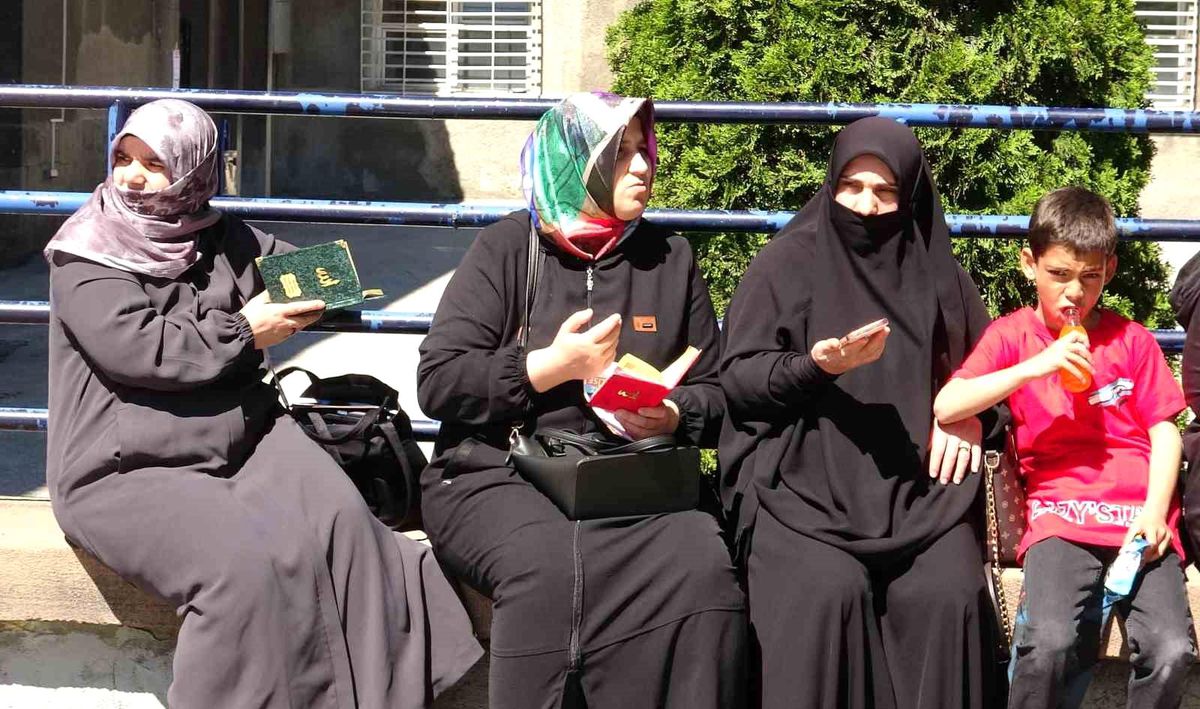 Erzurum'da LGS heyecanı; Öğrenciler sınavda, velileri dışarıda ter döktü