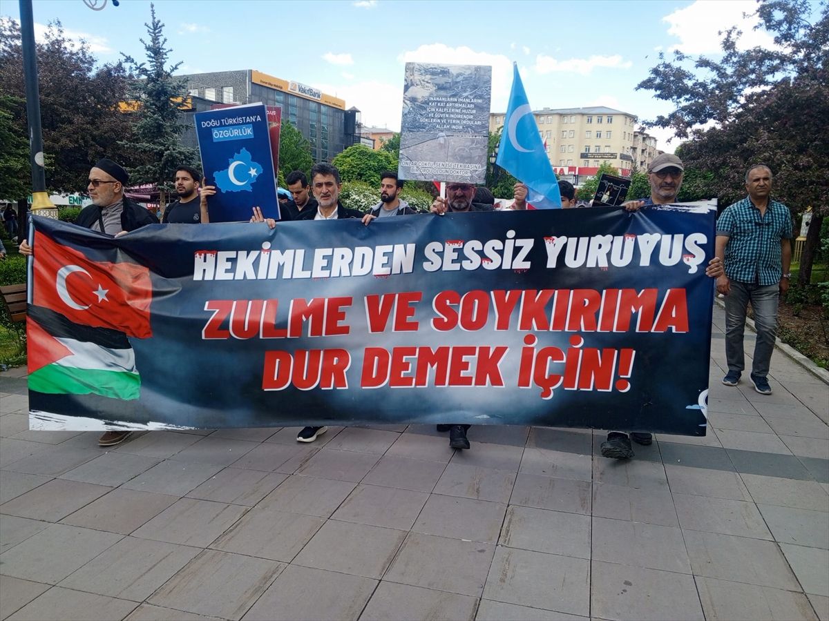 Erzurum'da sağlık çalışanları Gazze için sessiz yürüyüşte Türk ve Filistin bayrakları taşıyor.