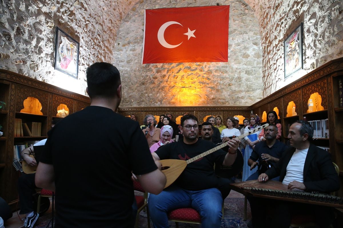 Farklı meslek gruplarından oluşan koro ilk konserine hazırlanıyor