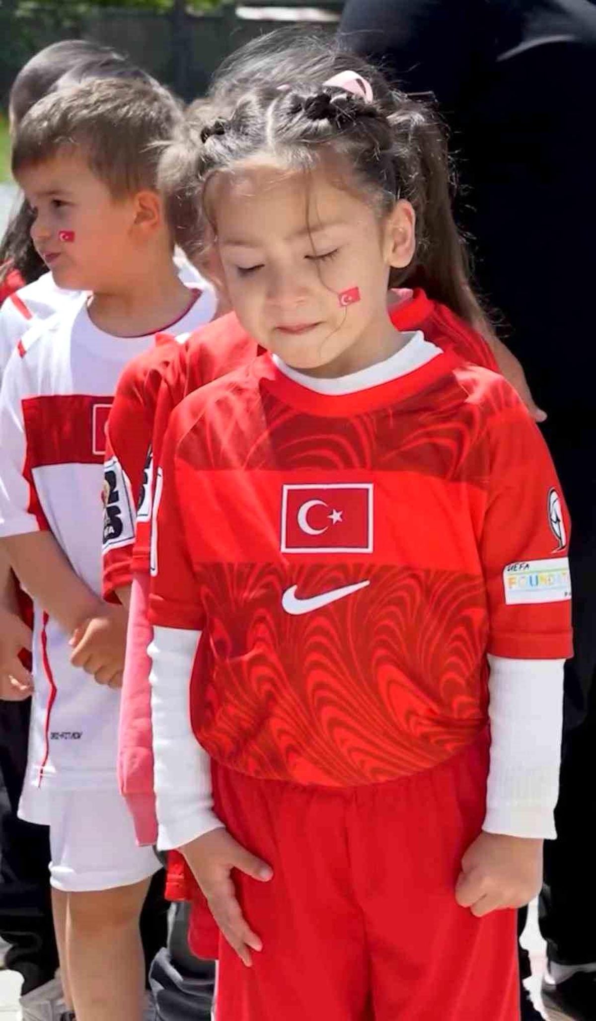 Felahiye'de öğrenciler, A Milli Futbol Takımı'na destek klibi çekerken ve forma alırken görünüyor.