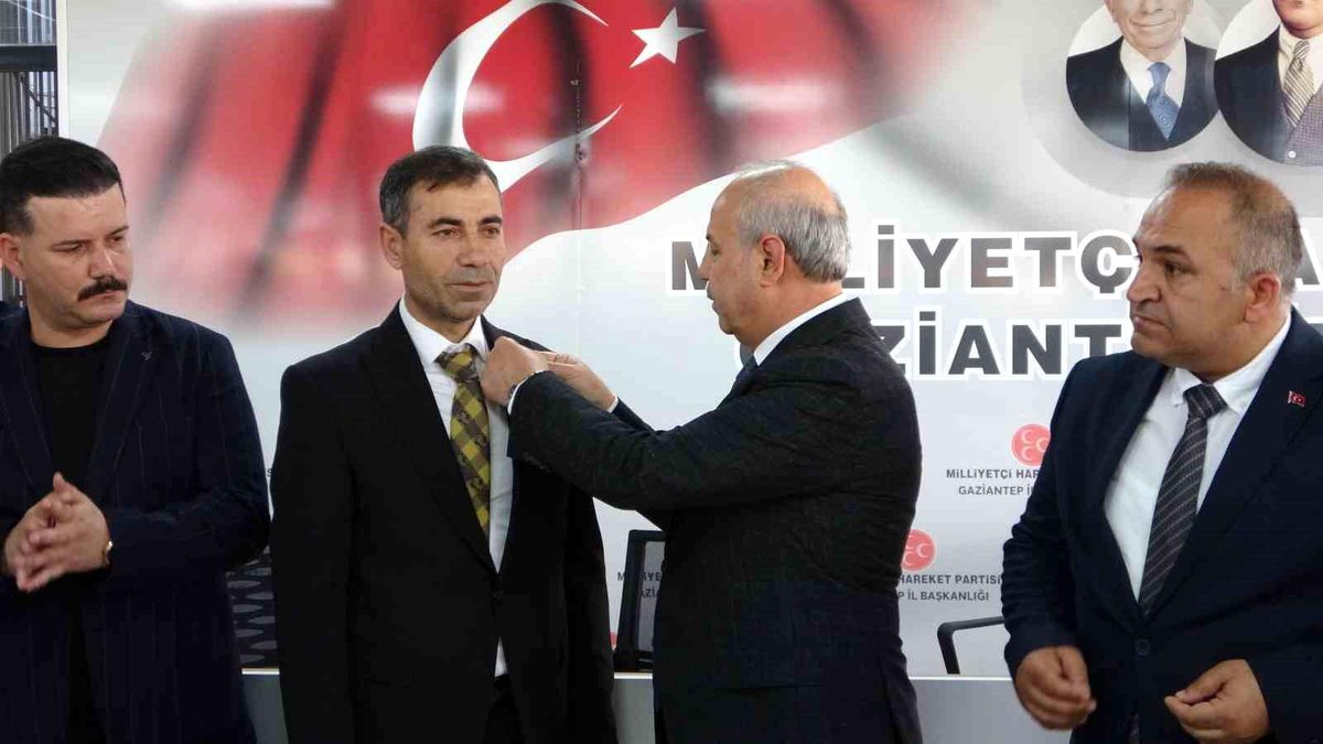 Gaziantep MHP il binasında rozet takma töreni