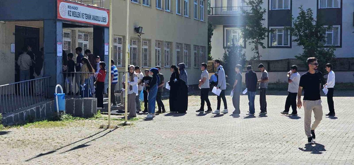 Hasköy'de LGS heyecanı: Öğrenciler ve veliler sınav öncesi duygularını paylaştı