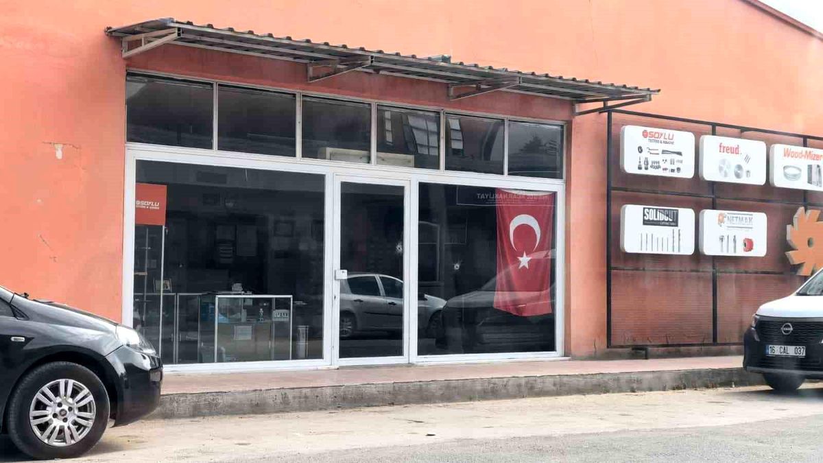 İş yerine ateş açıp kaçtılar