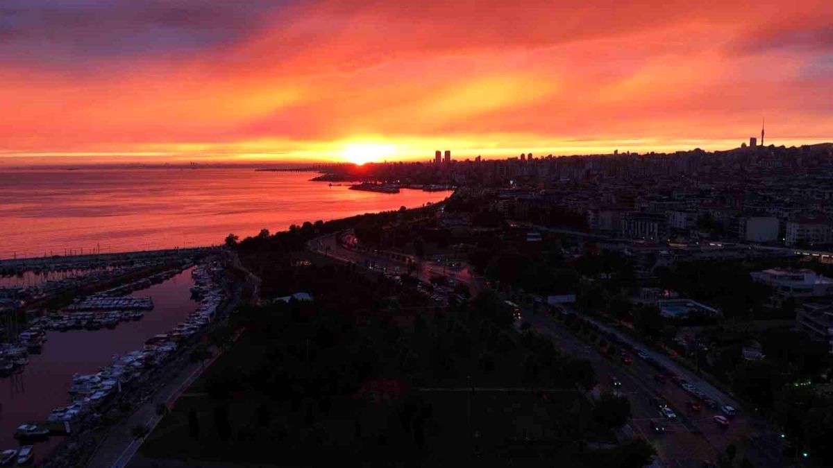 Maltepe sahili üzerinde gün batımında beliren gökkuşağı manzarası