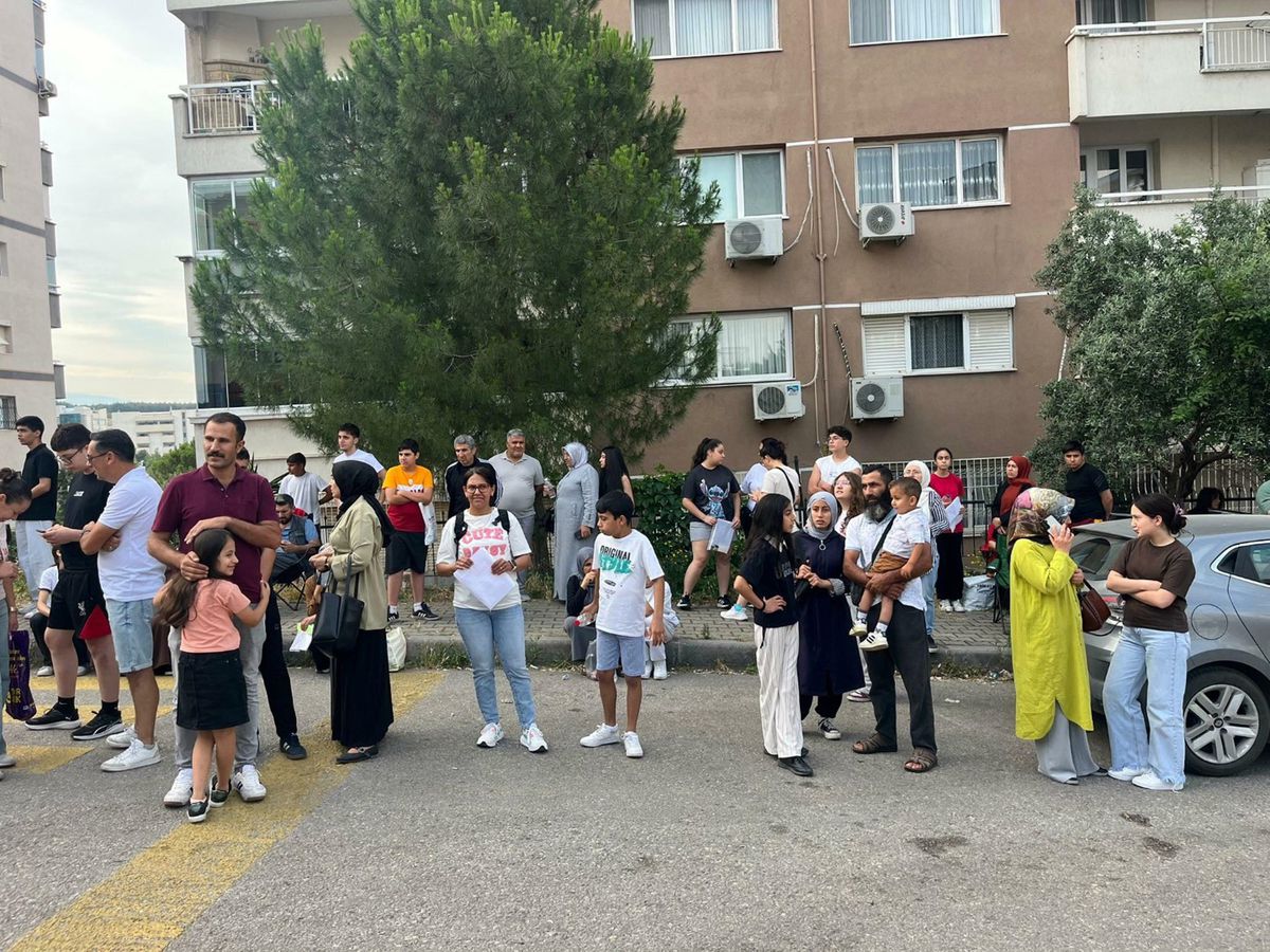 İzmir'de LGS sınavına giren öğrenciler ve okul önünde bekleyen veliler