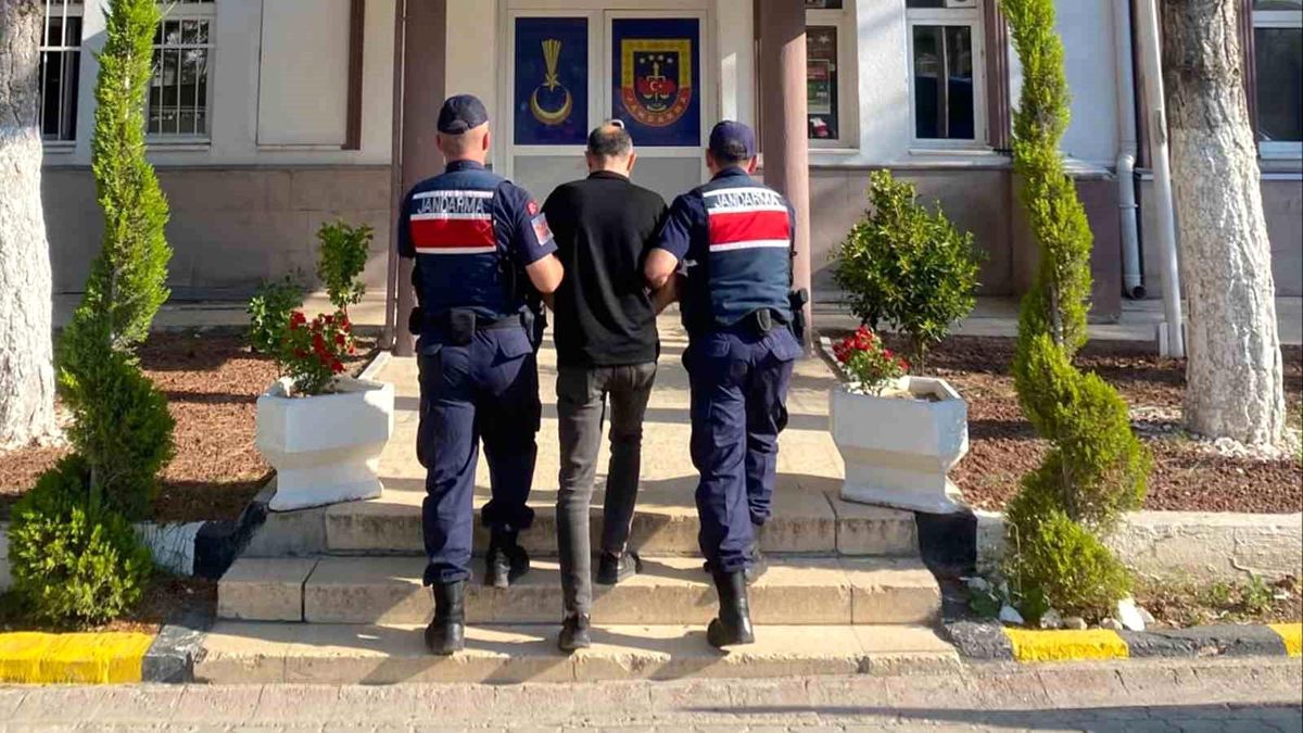 Kırıkkale'de jandarma ekipleri tarafından düzenlenen operasyonda yakalanan şahıslar