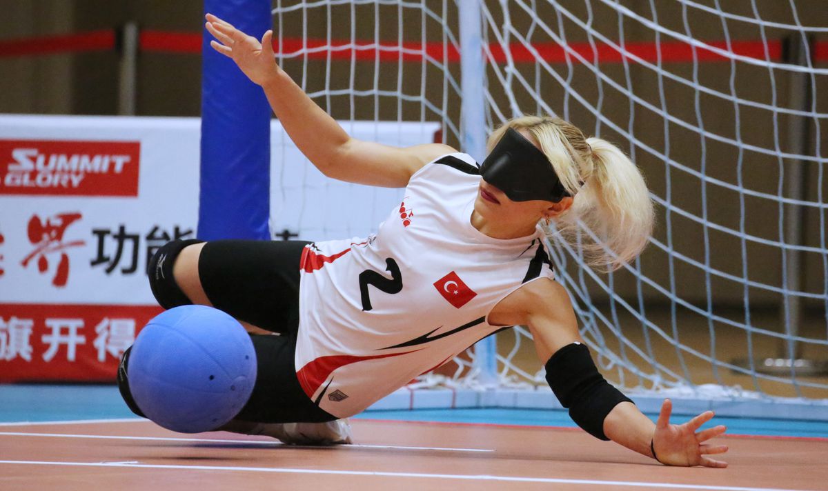 Kadın Goalball Milli Takımı oyuncuları sahada mücadele ederken