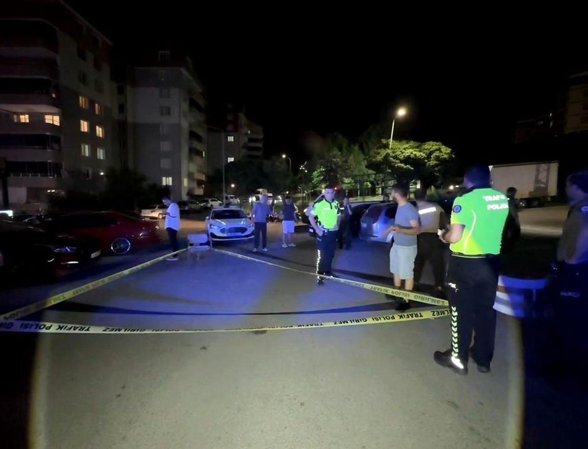 Bursa'da bir kafenin önünde silahlı kavgaya karışan polis ekipleri.