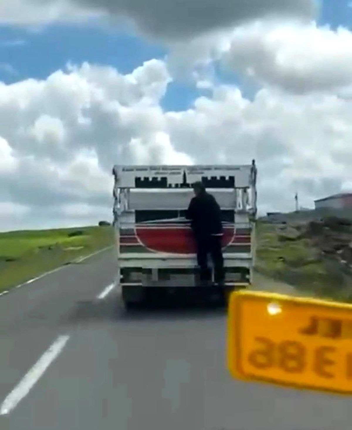 Kamyonete tutunarak kilometrelerce yol aldı