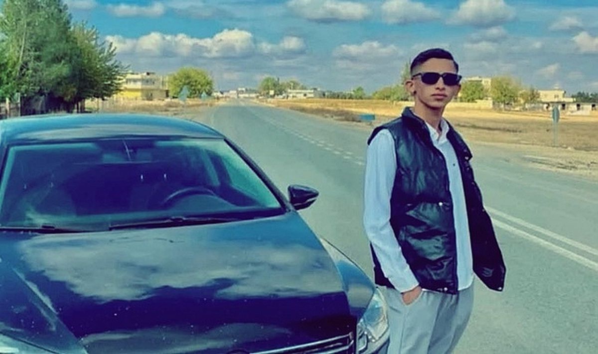 Suruç'ta meydana gelen trafik kazasında hurdaya dönen otomobil.