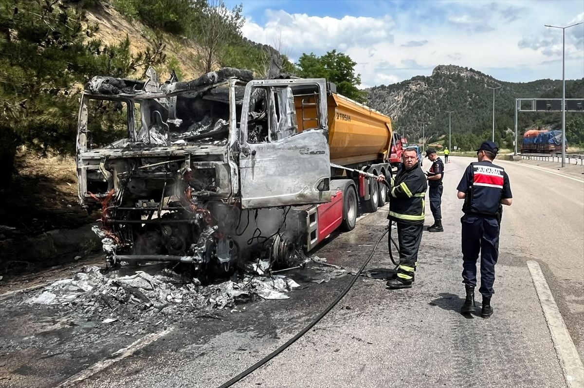 Karabük'te seyir halindeki tır yandı