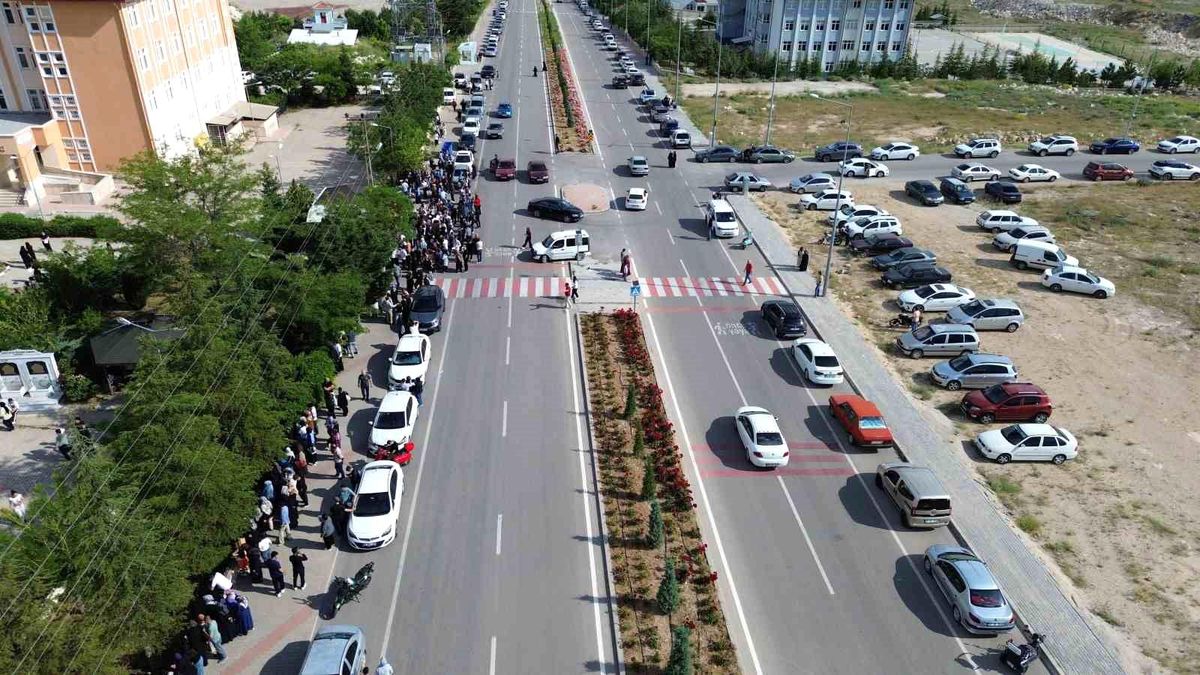 Karaman'da LGS heyecanı: Kimliğini unutan öğrencilerin yardımına polis ve veliler koştu