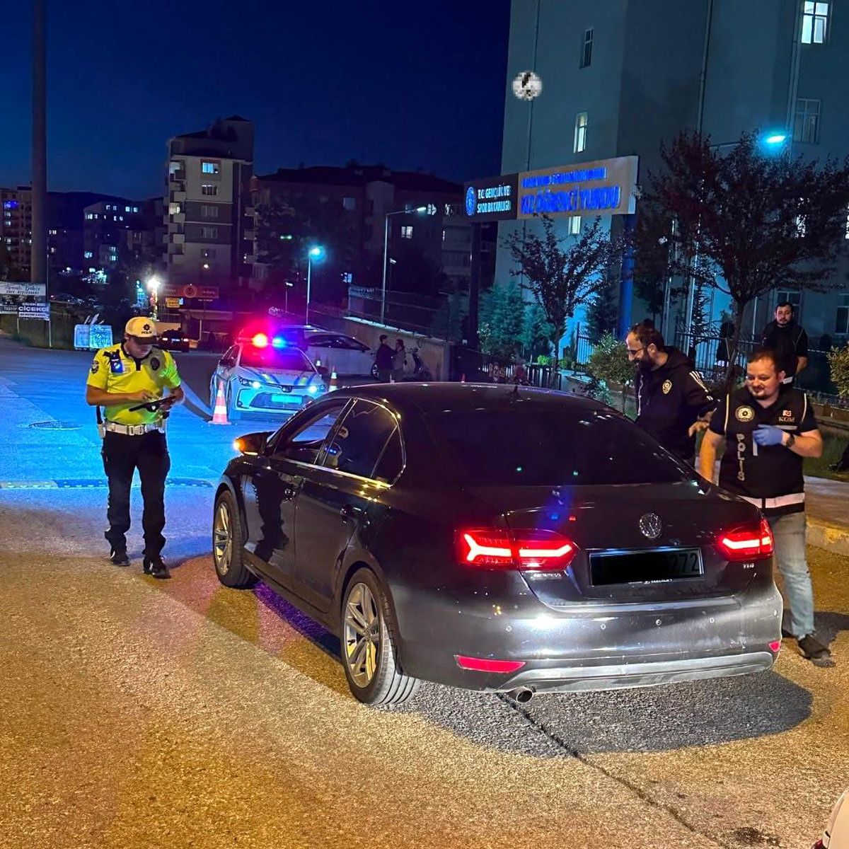 Kastamonu'da polis ekipleri tarafından yapılan trafik denetiminden bir görüntü.