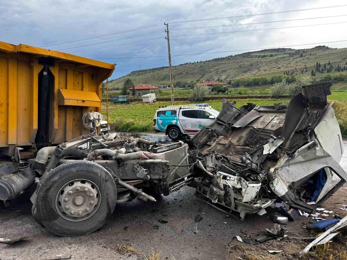 Kayseri'de hafriyat kamyonu ile lokomotif çarpıştı: 2 yaralı