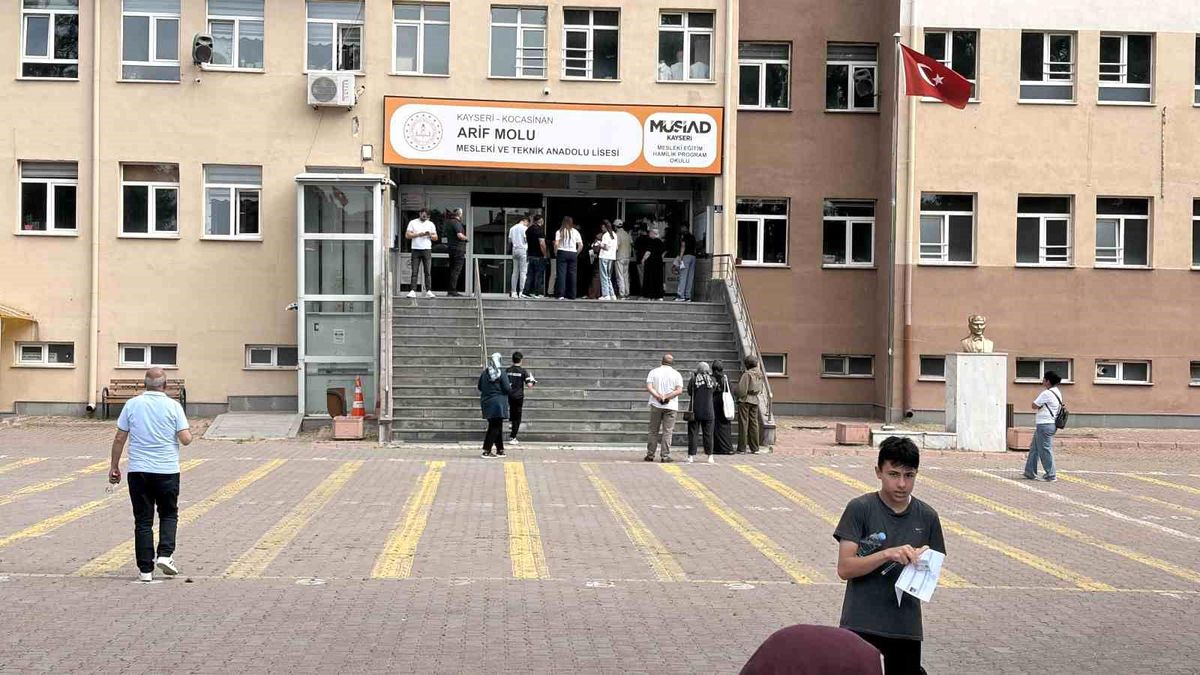 Kayseri'de LGS sınavına giren öğrencilerin velileri okul bahçesinde bekliyor.