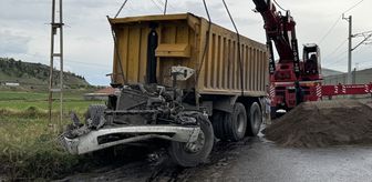 Kayseri'de lokomotifin kamyonla çarpışması sonucu 2 kişi ağır yaralandı