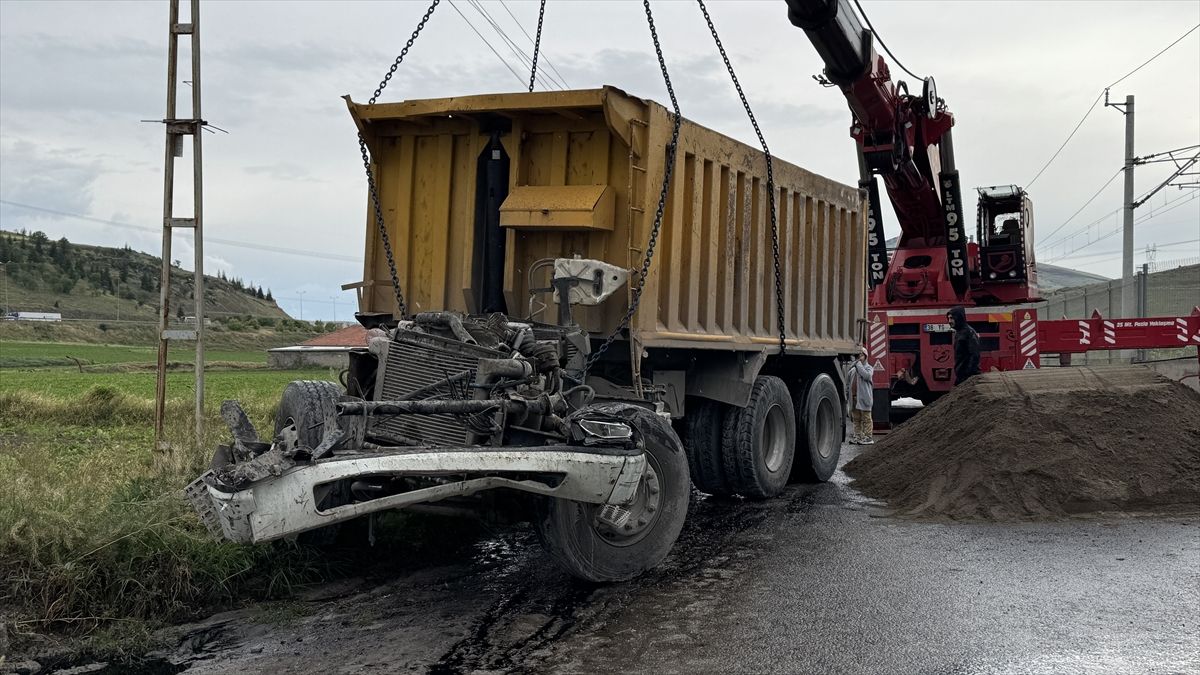 Kayseri'de lokomotifin kamyonla çarpışması sonucu 2 kişi ağır yaralandı