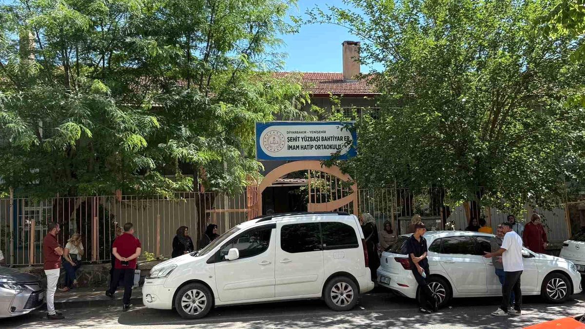 Diyarbakır'da LGS sınavına giren öğrenciler ve aileleri