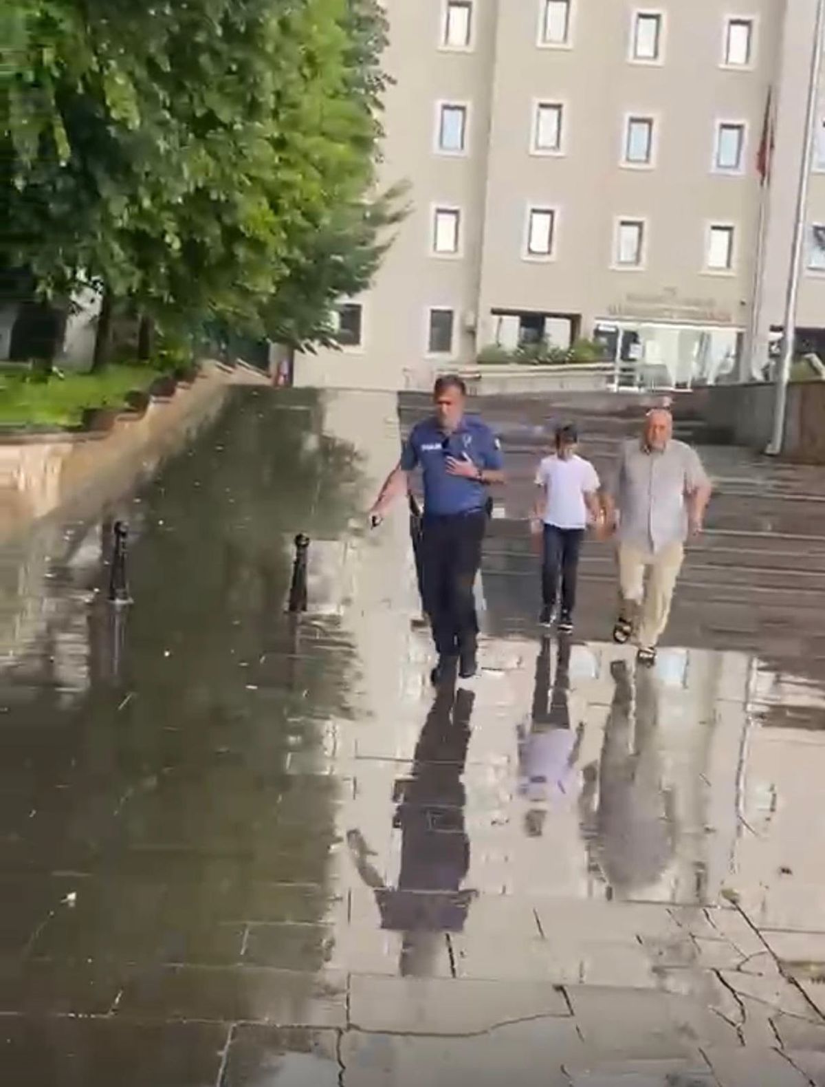 Kimliğini evde unutan öğrenci için polisler seferber oldu