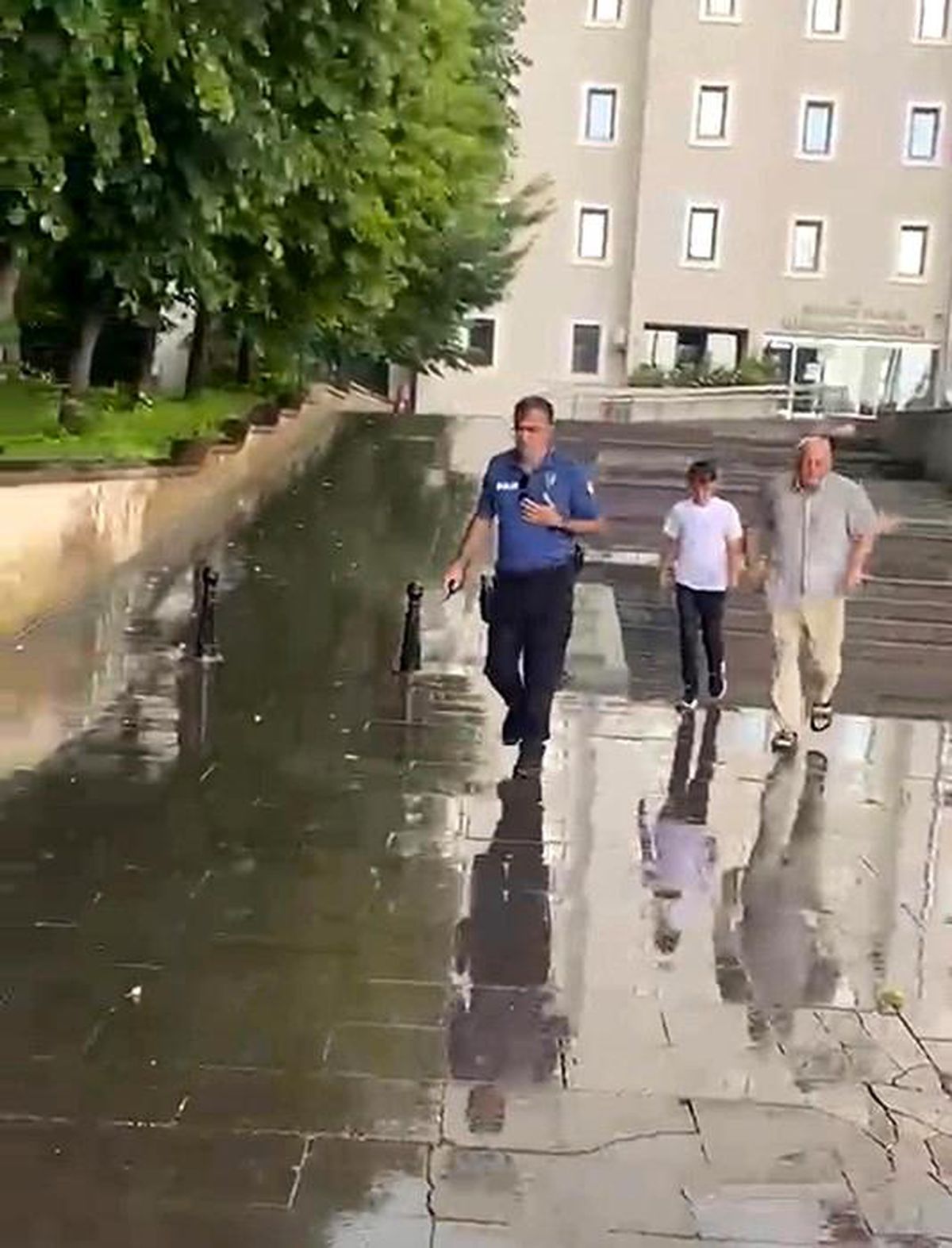 Kimliğini kaybeden öğrenciyi polis sınava yetiştirdi