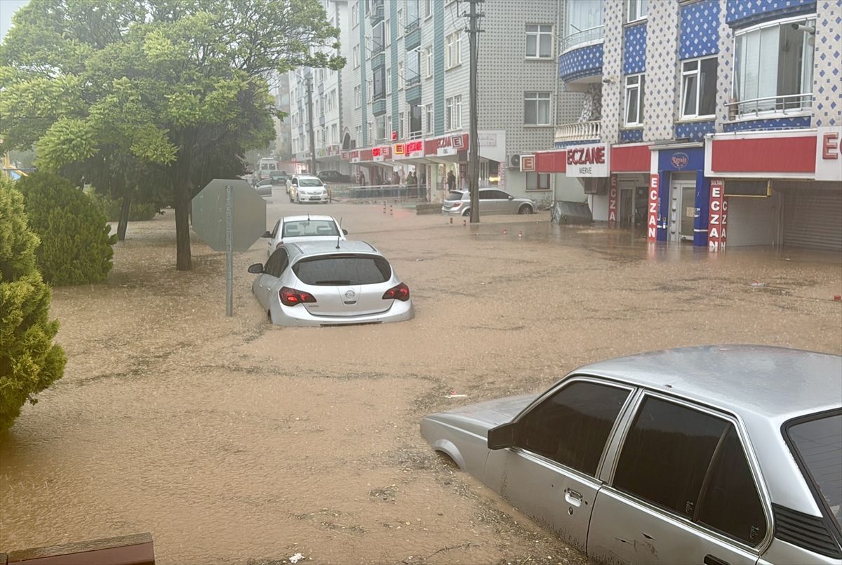 Kırşehir'de sağanak ve dolu sonrası sular altında kalan Ankara Caddesi ve iş yerleri.