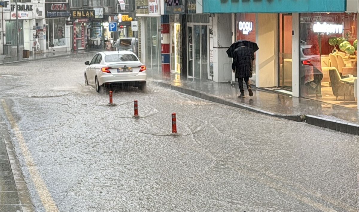 Kırşehir'de sağanak, sel ve su baskınlarına neden oldu