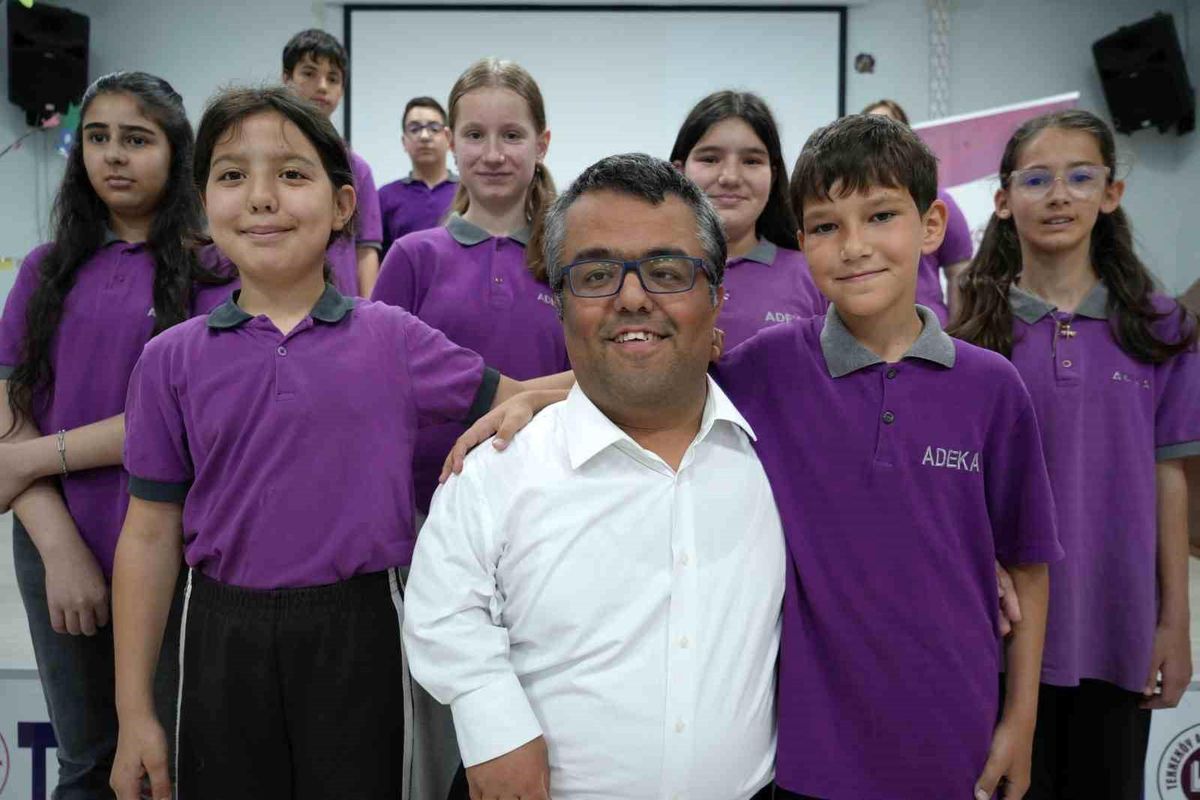 Kısa boyu nedeniyle zorbalık gördü, yaşadıklarını öğrencilerle paylaşıyor