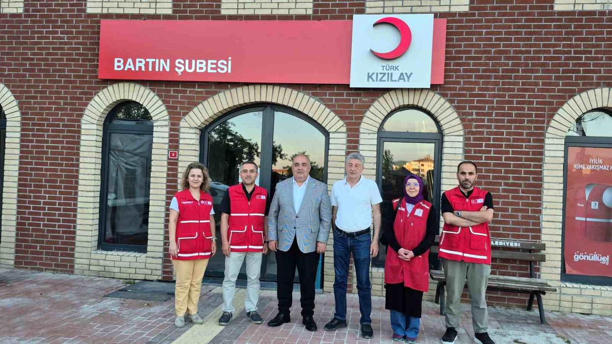 AK Parti Bartın Milletvekili Yusuf Ziya Aldatmaz, Bartın Kızılay Şubesi'ni ziyaret ederken çekilmiş bir fotoğraf.