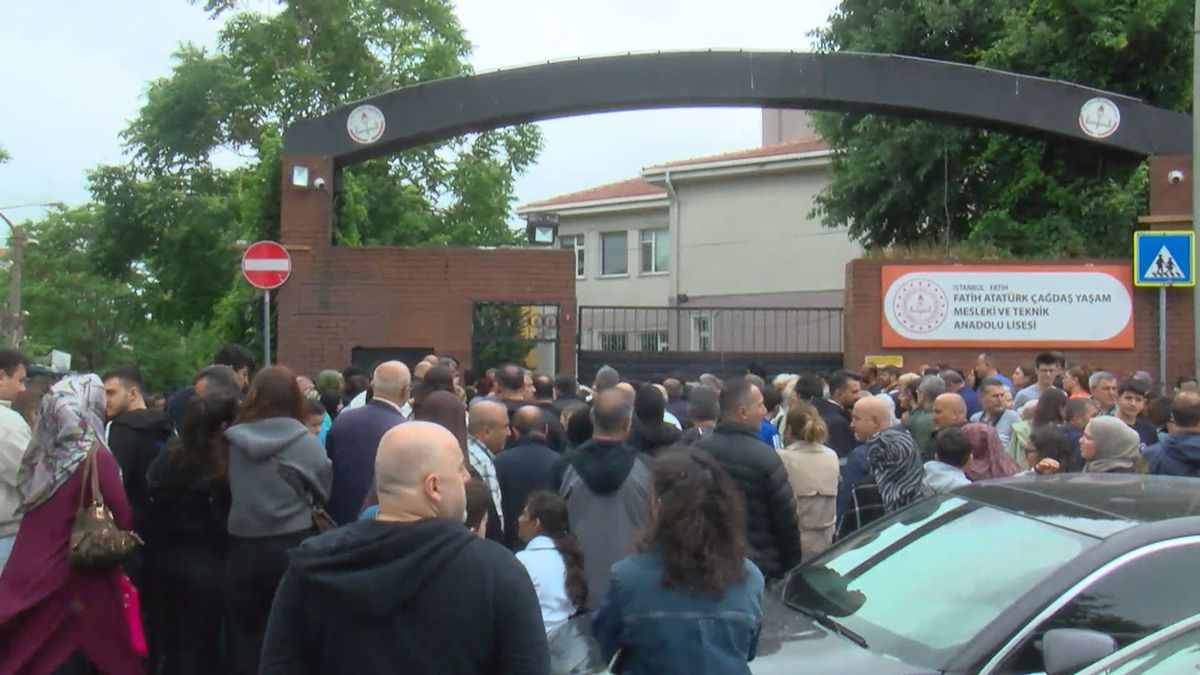 LGS 2026 sınavı sonrası öğrenciler çıkışta konuşuyor.