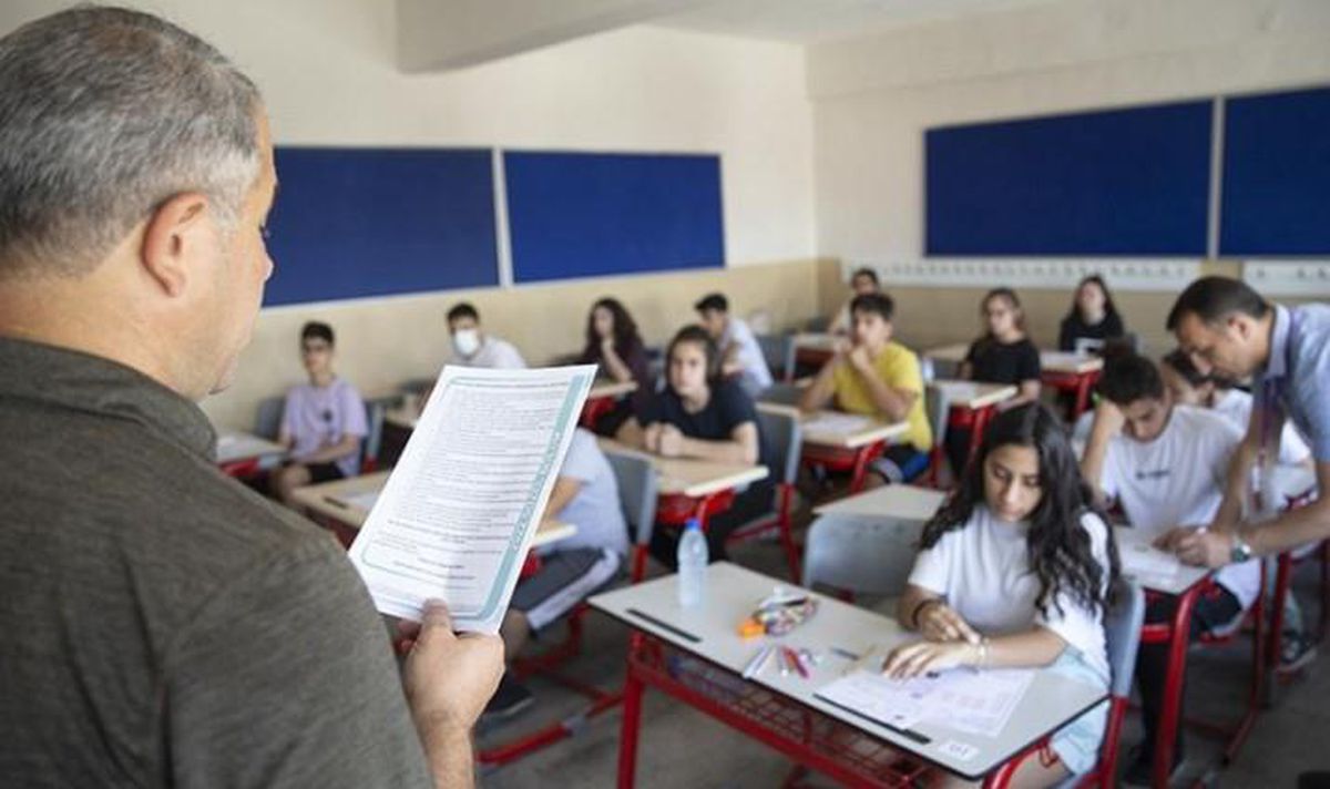 LGS sınavına giren bir öğrencinin masasında kalem ve sınav kağıtları