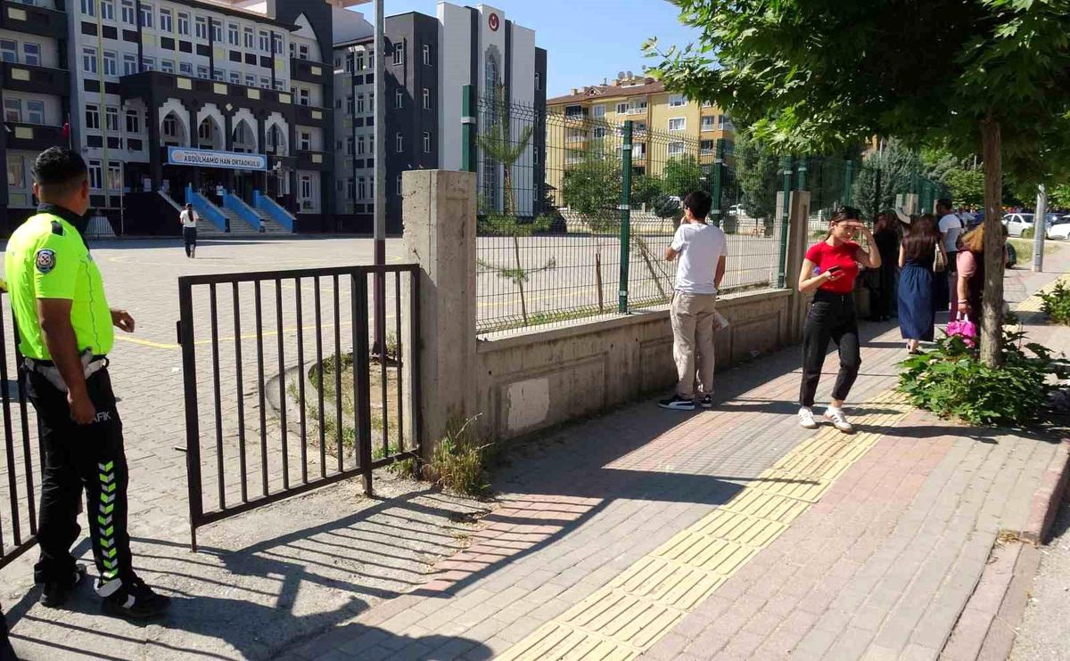 Malatya'da LGS sınavına giren öğrenciler ve okul önlerinde bekleyen veliler