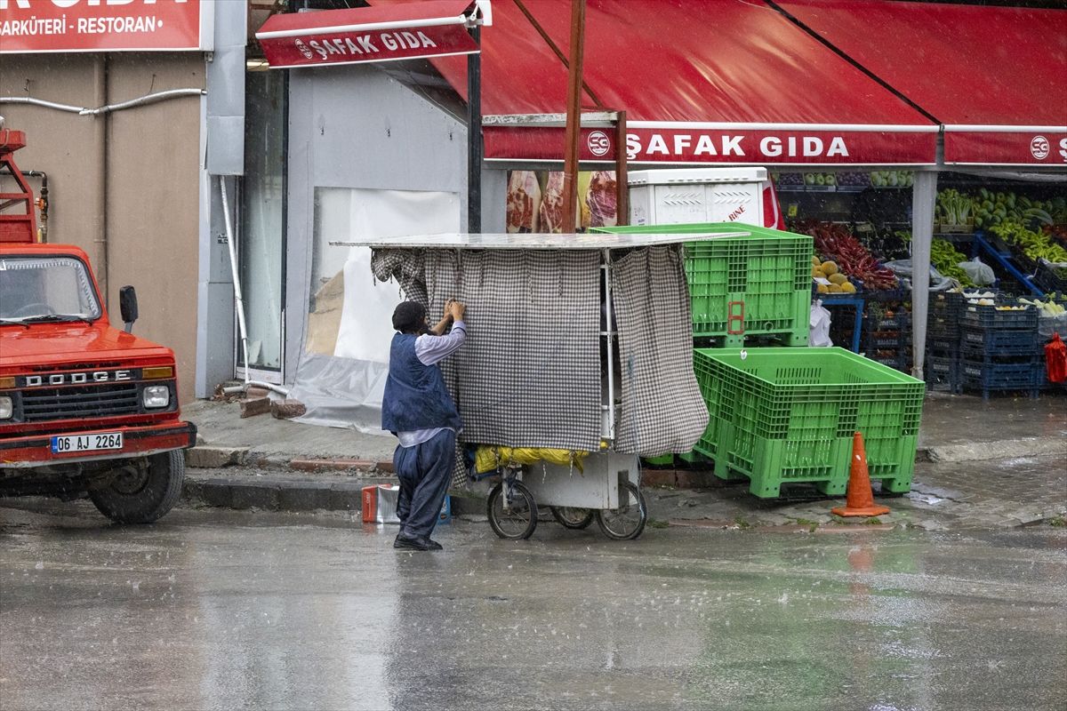 Malatya'da sağanak yağış sonrası oluşan su birikintileri ve zor durumda kalan vatandaşlar.