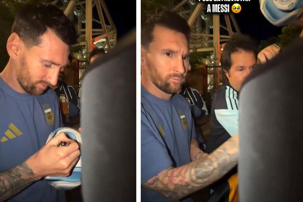 Lionel Messi tekerlekli sandalyedeki bir gazeteciye konuşurken