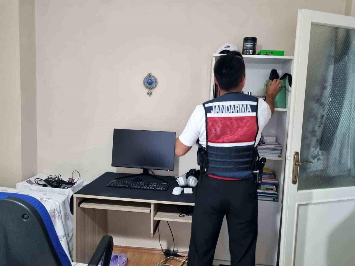 MİT'ten kredi kartı şebekesine operasyon: 3 gözaltı