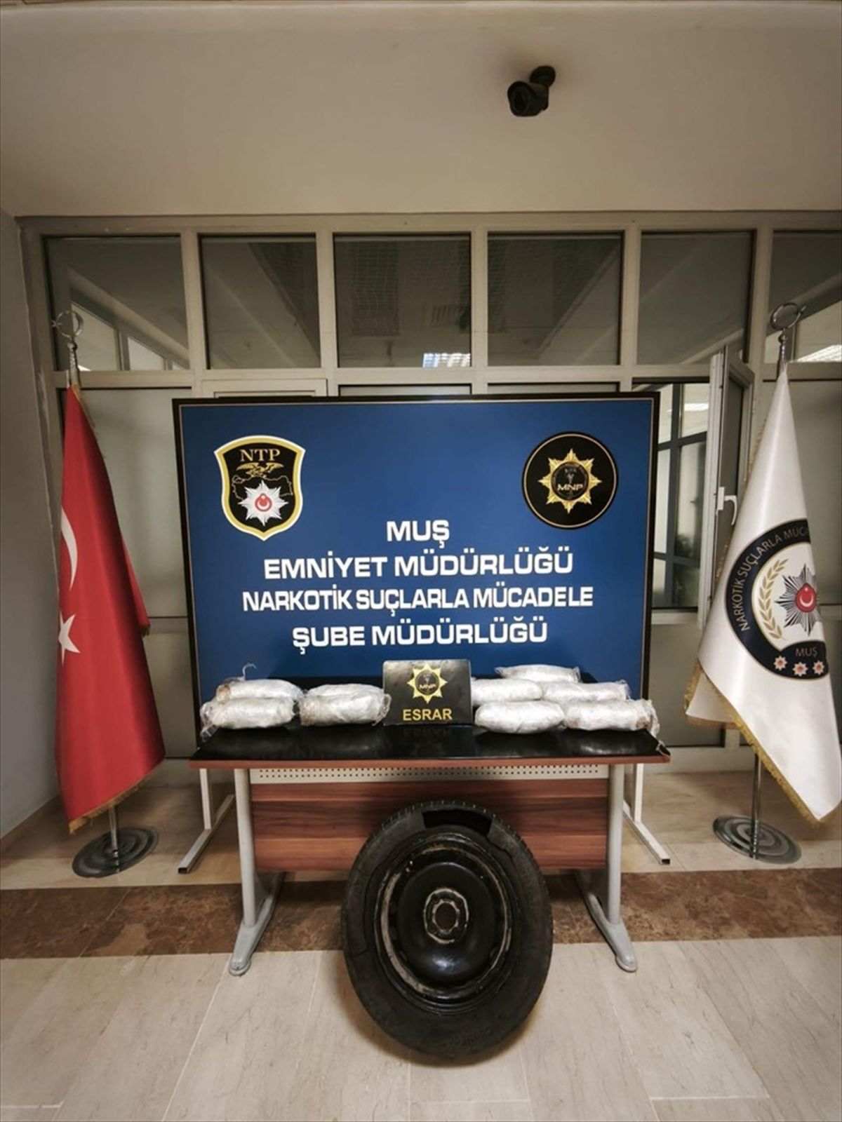 Muş'ta bir araçta stepneye gizlenmiş halde uyuşturucu maddesi ele geçirildi.