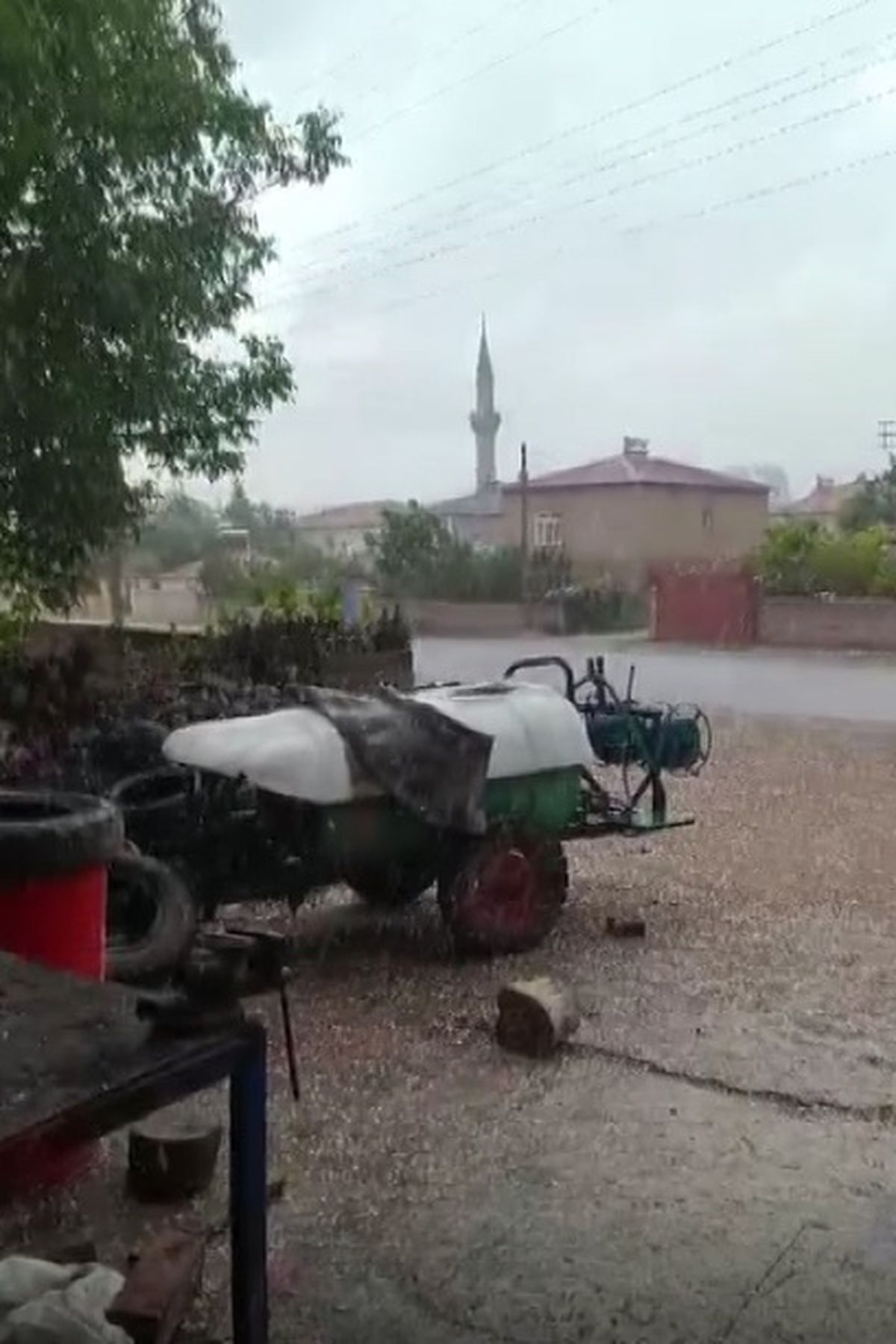 Niğde'de şiddetli dolu yağışı sonrası beyaza bürünen tarım arazileri