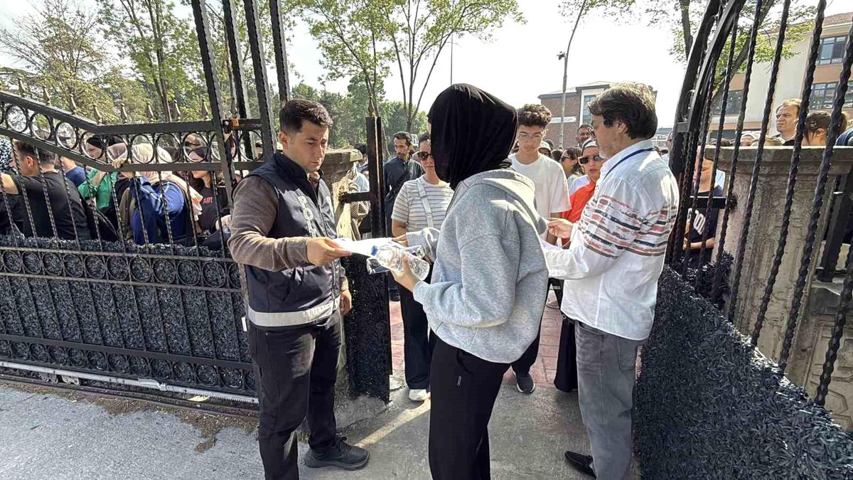 Öğrenciler sıralarda, veliler ise okulun çevresinde ter dökmeye başladı