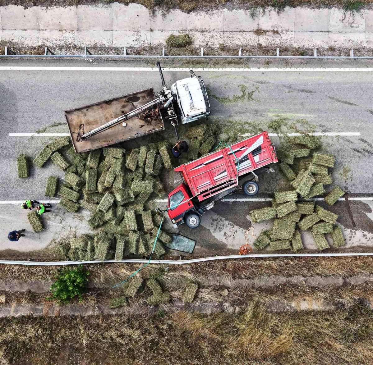 Ot balyası yüklü kamyon devrildi: Kilometrelerce araç kuyruğu oluştu