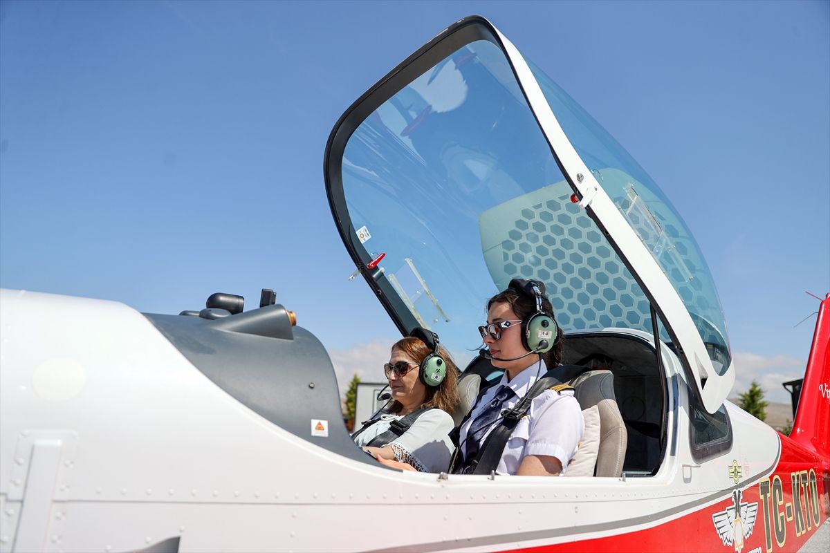 Pilotluk hayalini gerçekleştiren genç kız mezuniyet heyecanını annesiyle gökyüzünde yaşadı