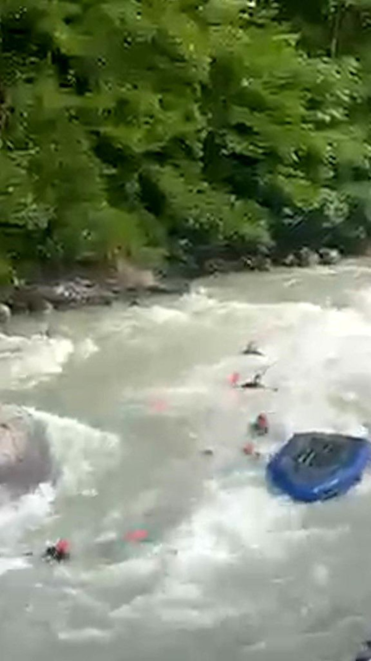 Rize'de Fırtına Deresi'nde devrilen AFAD botu ve kurtarma çalışmaları.