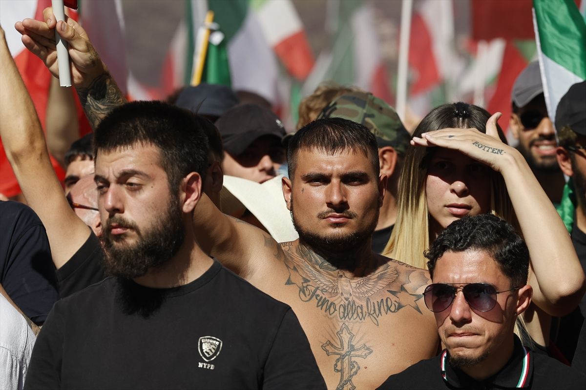 Roma'da ultra aşırı sağcılar, göçmenlerin geri gönderilmesi çağrısıyla yürüdü