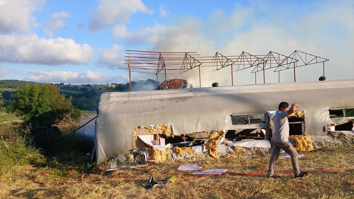 Sakarya'da çıkan yangında samanlıkta hasar oluştu