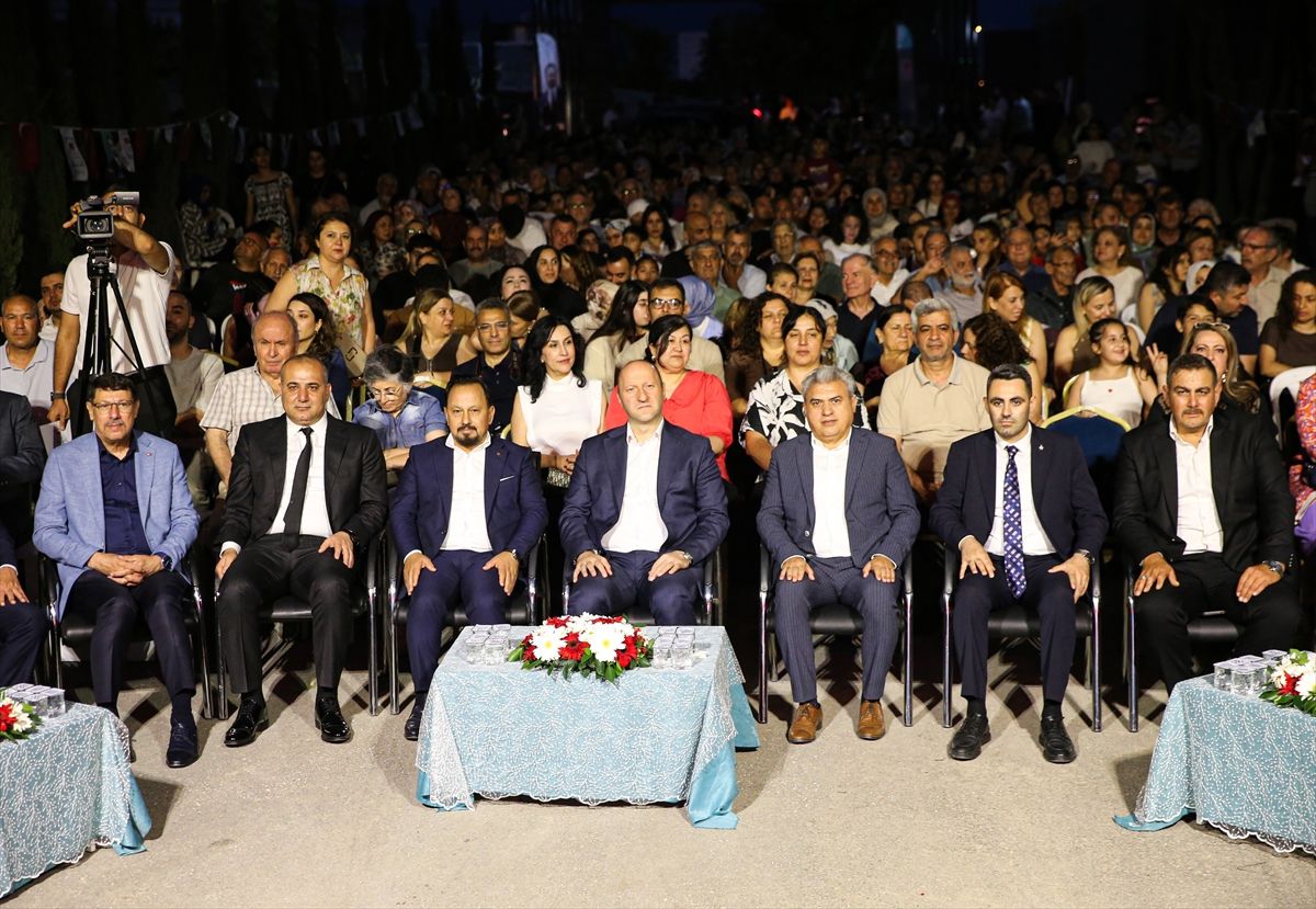 Sanatçı Ahmet Selçuk İlkan Adana'da konser verdi