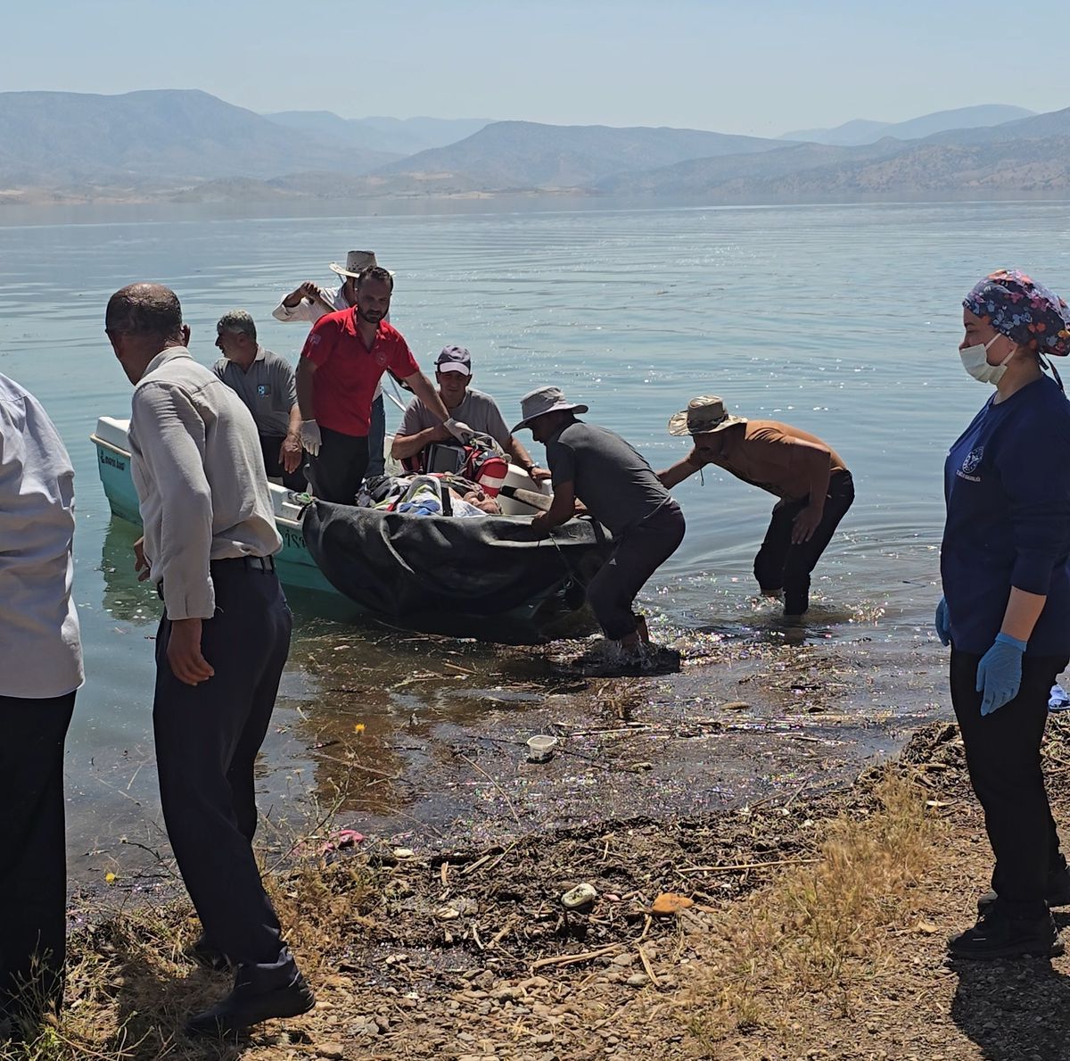 Siirt'te bahçede fenalaşan hasta, tekneyle ambulansa ulaştırıldı