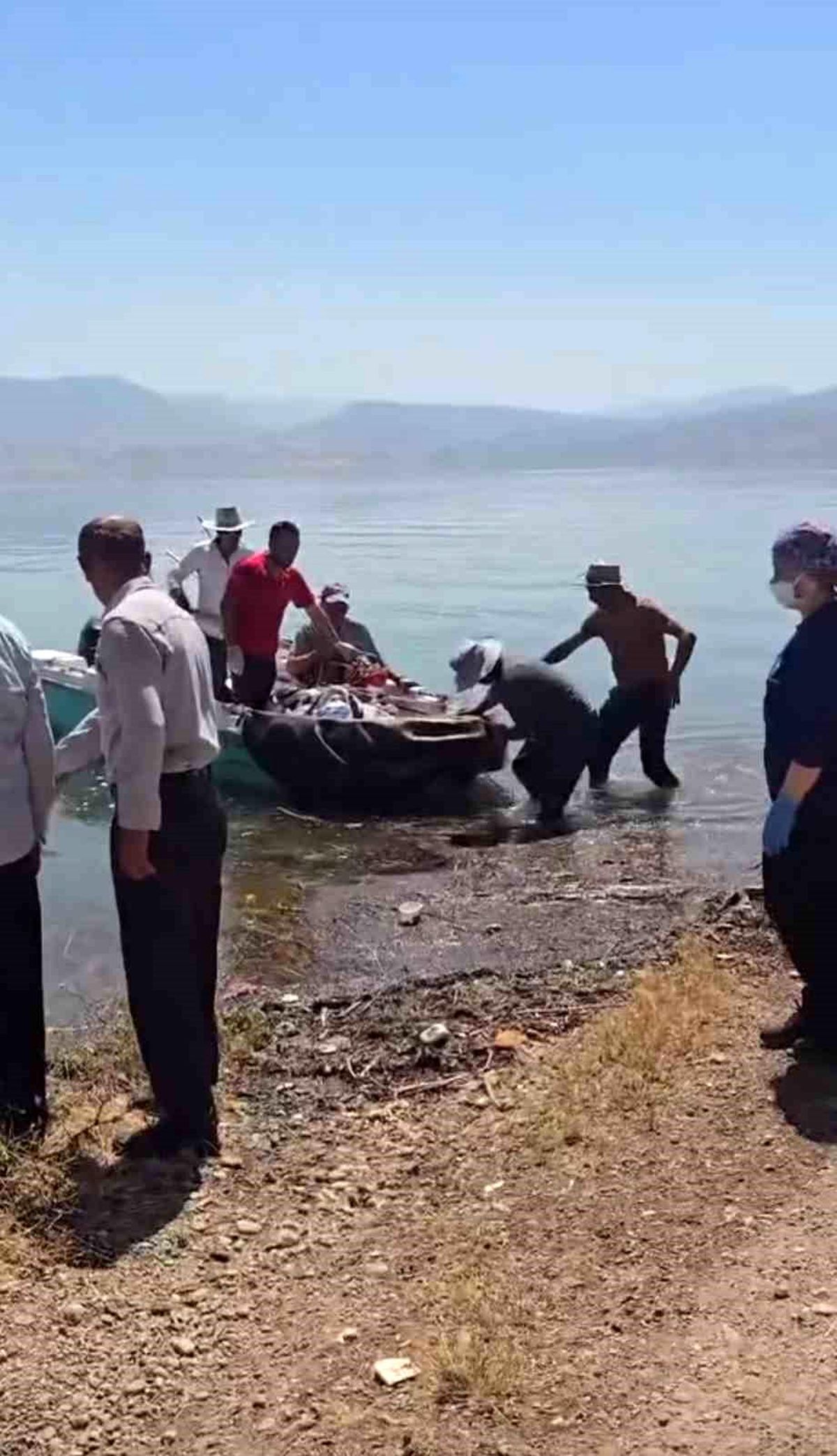 Siirt'in Kurtalan ilçesinde sağlık ekiplerinin hastayı tekneyle taşıdığı an.