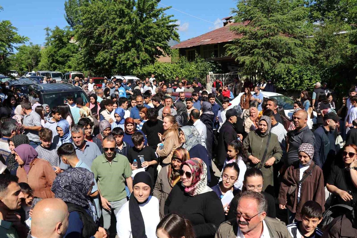 Oltu'da LGS sınavına giren öğrenciler